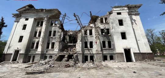 РФ скинули надпотужну бомбу на Драматичний театр у Маріуполі.